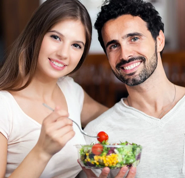 Personas disfrutando una comida saludable